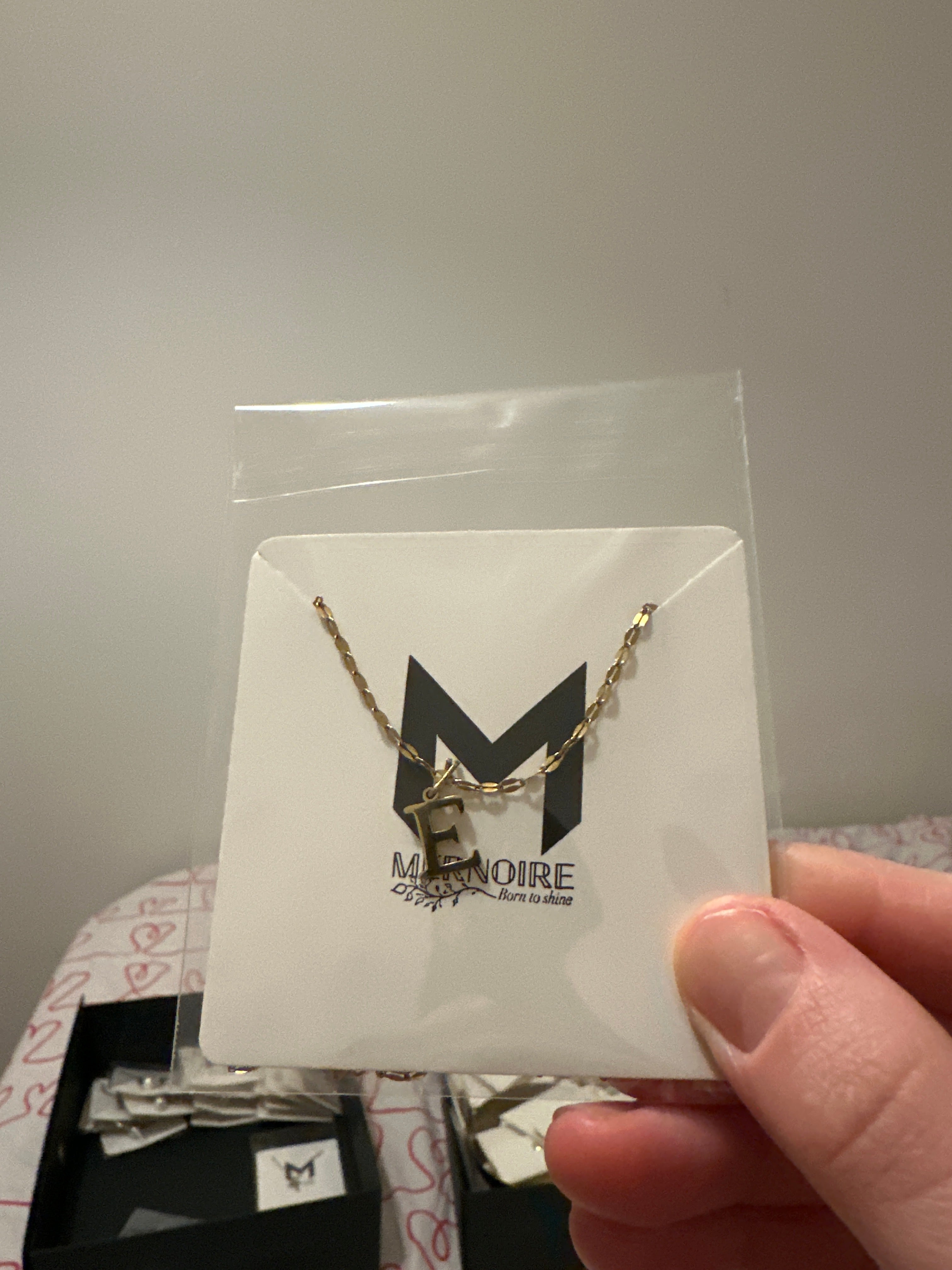 Halsband med Bokstav E